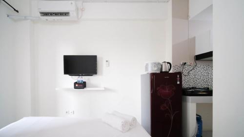 Η κουζίνα ή μικρή κουζίνα στο Compact and Tidy Studio at Puncak Dharmahusada Apartment By Travelio