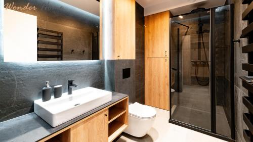 a bathroom with a sink and a shower at Wonder Home - Domki Hillside tuż przy stoku narciarskim - na terenie kompleksu plac zabaw i zewnętrzna siłownia, sklep, parking in Karpacz
