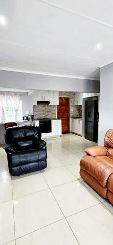 Dapur atau dapur kecil di Modern entire house