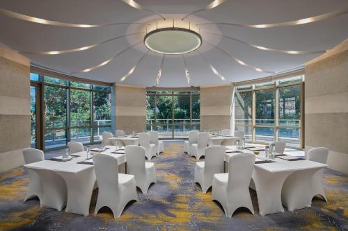 Hyatt on the Bund Shanghai - a Grand Hyatt hotel, most centrally located at HuangPu river banks in downtownにあるレストランまたは飲食店