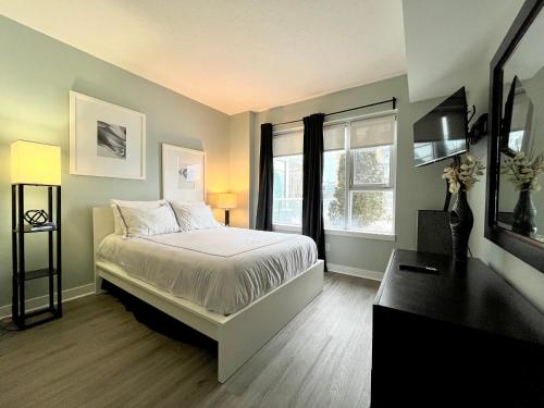Postel nebo postele na pokoji v ubytování Century Park Condo Oasis