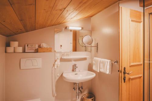 a bathroom with a sink and a mirror at Demeterhof Knolln in Söll