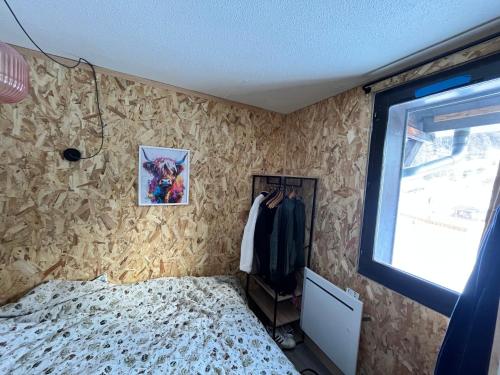 a bedroom with a bed and a window at les Loulous Réallon in Réallon