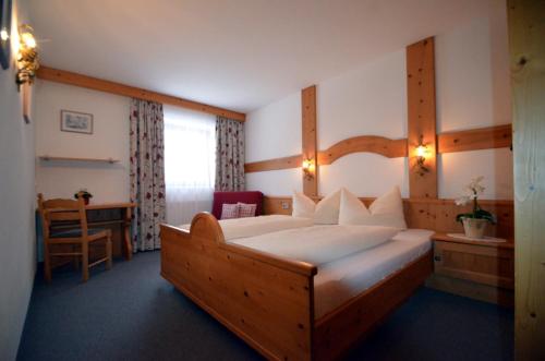 A bed or beds in a room at Haus Pinnistor