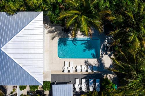 an overhead view of a swimming pool with palm trees at Blissful Bay at Bayside Bungalow in Anna Maria