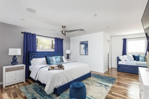um quarto azul e branco com uma cama e um sofá em Scottsdale - 6924 E Mariposa Dr em Scottsdale