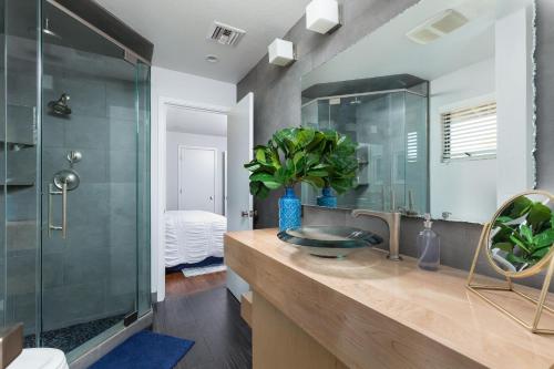 um banheiro com pia e box de vidro em Scottsdale - 6924 E Mariposa Dr em Scottsdale