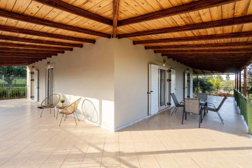 Балкон или терраса в Aelia Guesthouse - Private Garden Retreat