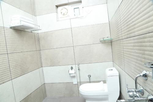 a bathroom with a toilet and a sink at Arayaal Serviced Villa in Champakulam