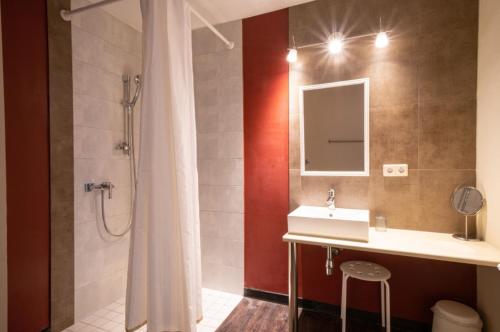 Koupelna v ubytování klassMo Kulturcafe&Gästehaus mit Kulturwerkstatt