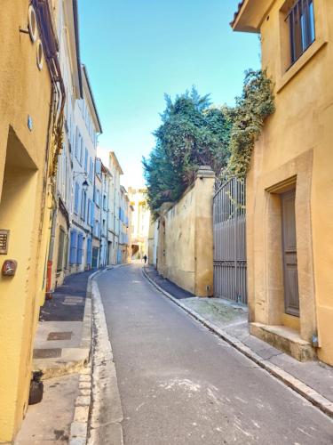 an empty street in an alley between two buildings at Le Studio des Fontêtes Climatisé in Aix-en-Provence