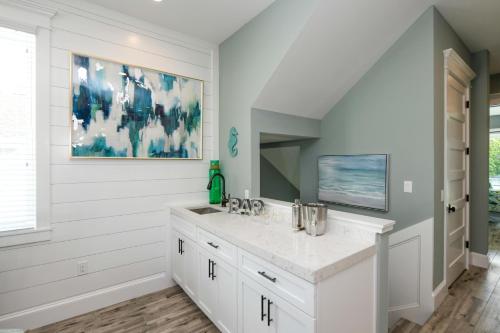 een badkamer met een wastafel en een spiegel bij Daiquiri Deck in Anna Maria