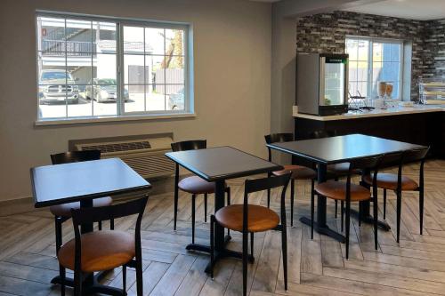 a restaurant with two tables and chairs and a counter at Quality Inn Tracy I-205 in Tracy