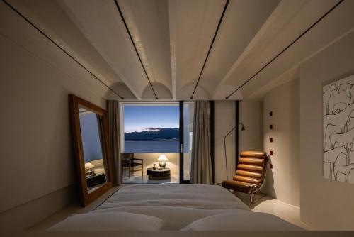 a bedroom with a bed and a view of the ocean at 大理空岛半山海景民宿 in Dali