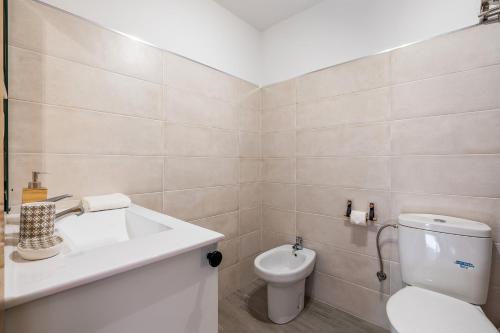 a bathroom with a white sink and a toilet at La Morada de Killian in Santa Fe