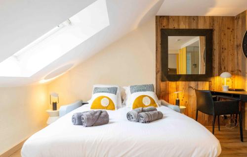 une chambre avec un lit blanc et un bureau dans l'établissement Matisse - Centre - Rue Piétonne - Annecy, à Annecy