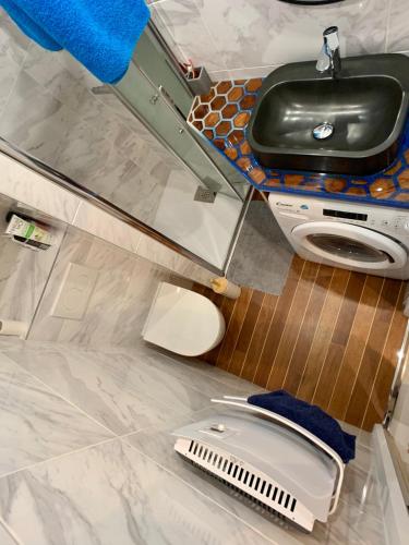 La salle de bains est pourvue d'un lavabo et d'un aspirateur. dans l'établissement Le studio de mimi, au Grand-Bornand