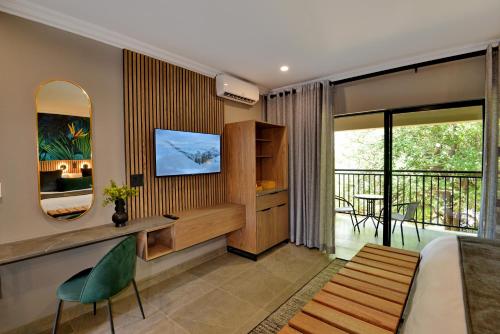 Televisyen dan/atau pusat hiburan di Seasons Golf, Leisure, Spa