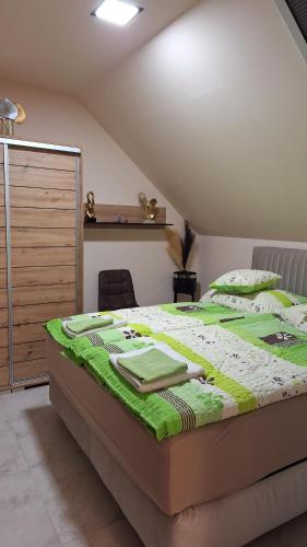 Postel nebo postele na pokoji v ubytování Betti Lux Apartman