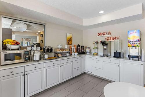 Kuchyň nebo kuchyňský kout v ubytování Comfort Inn Painesville - Concord