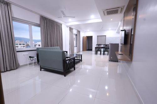 Kuchyň nebo kuchyňský kout v ubytování Tirupati Prime Homestay