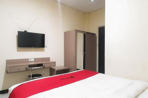 Ένα ή περισσότερα κρεβάτια σε δωμάτιο στο RedDoorz Syariah Near Transmart Mall Palembang