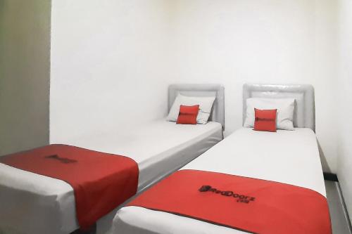 Ένα ή περισσότερα κρεβάτια σε δωμάτιο στο RedDoorz Syariah Near Transmart Mall Palembang
