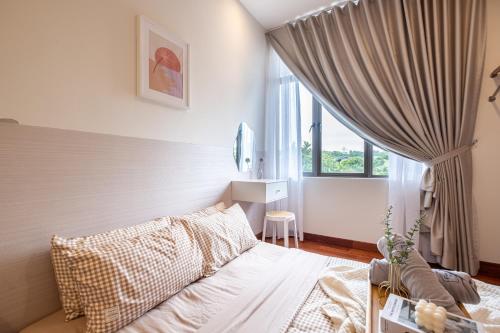 a bedroom with a bed and a window at Bungalow Putrajaya 15pax w Private Pool Gathering in Putrajaya