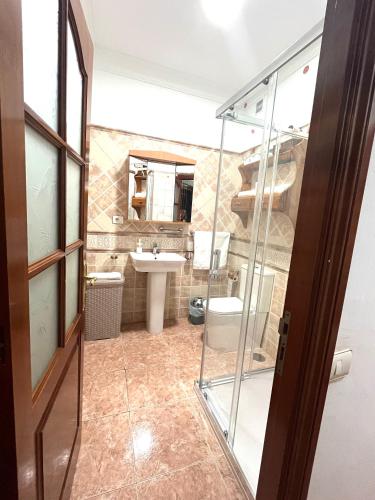 a bathroom with a sink and a mirror at Teror Centro 2 in Teror