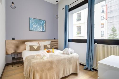 une chambre d'hôtel avec un lit avec des serviettes dessus dans l'établissement Bluestay 60 - Superbe appartement à Paris, à Paris