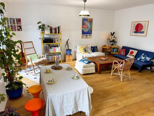 un salon avec une table et un canapé dans l'établissement Maison Cozy, Confort & Calme au coeur de Marseille, à Marseille