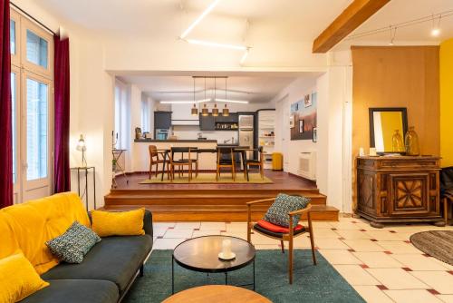 un salon avec un canapé et une table dans l'établissement Au Coeur D'avignon, à Avignon