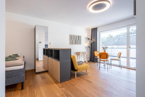 Modernes Studio mit sonniger Dachterrasse