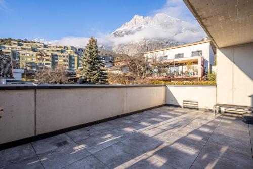 a balcony with a view of a mountain at Modernes Studio mit sonniger Dachterrasse in Telfs
