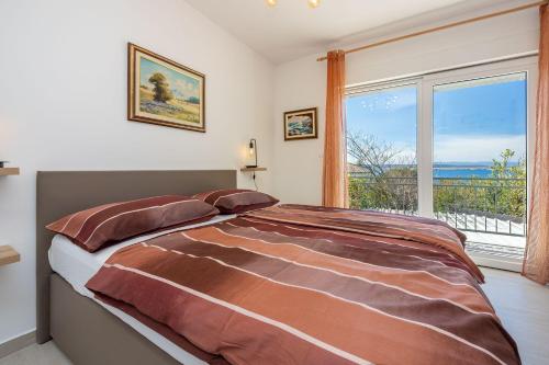 Postel nebo postele na pokoji v ubytování Exquisites Apartment nur 100 Meter zum Strand mit Sauna, Whirlpool, Meerblick