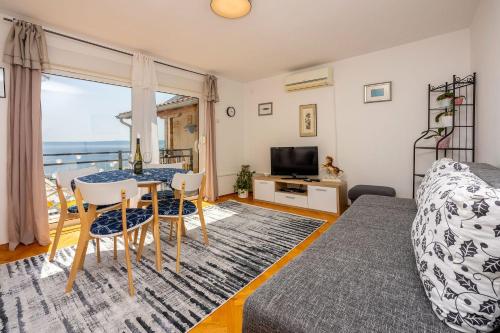 Atemberaubendes Apartment direkt am Meer gelegen mit Meerblick, Klima, WiFi