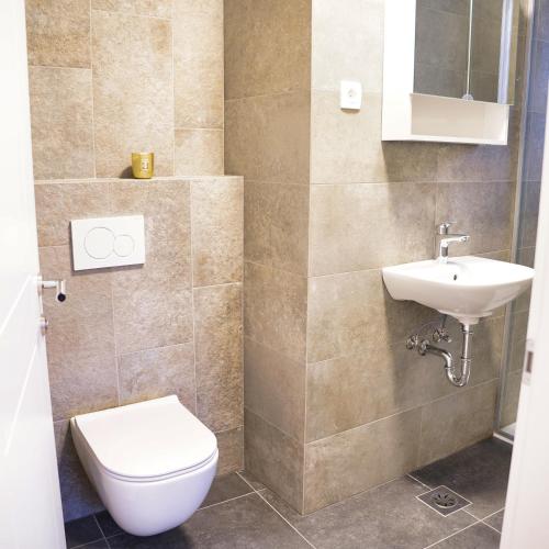 Bilik mandi di Metropolitana's Zois Apartments