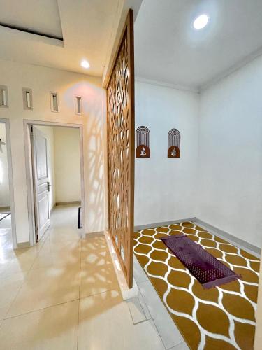 Ένα ή περισσότερα κρεβάτια σε δωμάτιο στο Sejiwa Homestay Syariah