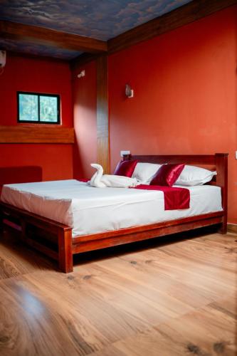 Una cama o camas en una habitación de Beehive staycations