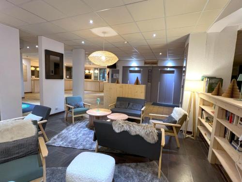 a lobby with couches and chairs and a table at Hôtel Club Le 1850 Risoul in Risoul