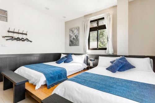 Giường trong phòng chung tại Jiufen Harmony Inn