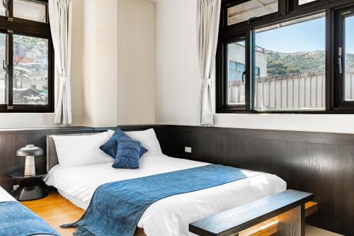 Giường trong phòng chung tại Jiufen Harmony Inn