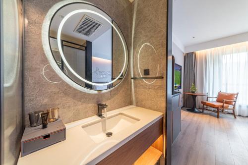 A bathroom at Lanzhou Xiguan Cross Zhongshan Bridge Yifei Hotel