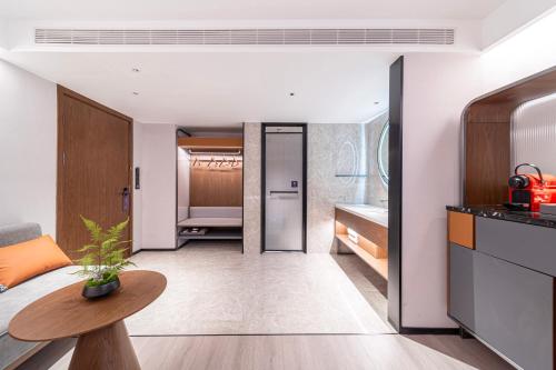 A kitchen or kitchenette at Lanzhou Xiguan Cross Zhongshan Bridge Yifei Hotel