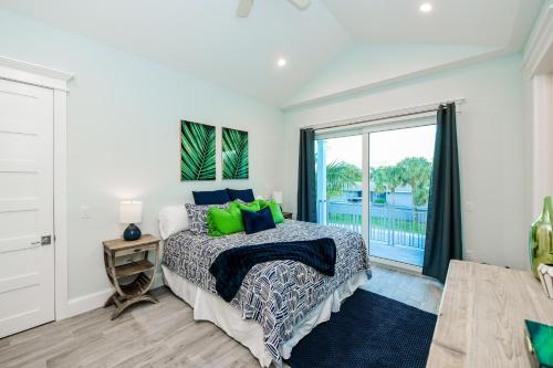 una camera da letto con un letto e una grande finestra di Freckled Fin ad Anna Maria