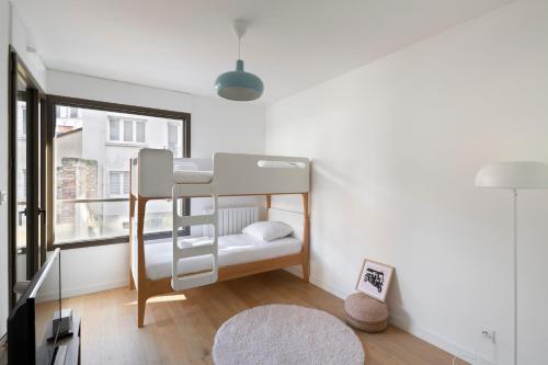 Ce lit superposé pour enfants se trouve dans un dortoir doté d'une fenêtre. dans l'établissement MDOR - Le Cipriani - Joli T3 avec grande terrasse dans Rennes, à Rennes