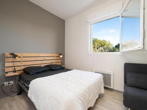 une chambre avec un lit et une fenêtre dans l'établissement La Dune 20 - Villa 3P4, à Valras-Plage