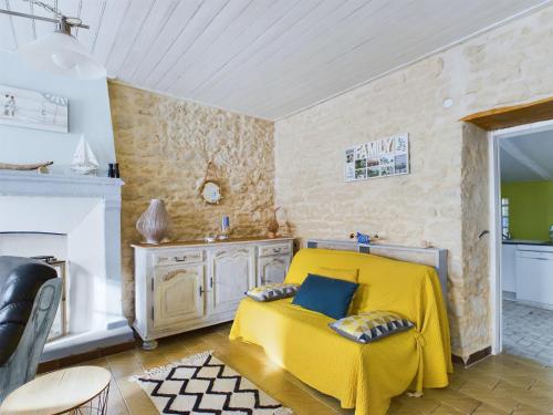 - une chambre avec un lit jaune et un lavabo dans l'établissement Idéal pour 2 adultes et 3 enfants - Longeville sur Mer, à Longeville-sur-Mer