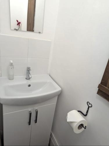 Ένα μπάνιο στο Cosy Cottage with Large Garden I Semi Rural Retreat! Nearby Countryside, Beaches & Goodwood - Chichester Holiday Properties