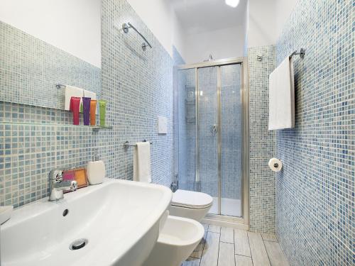 ソレントにあるLe Quattro Piazzeのバスルーム(白い洗面台、トイレ付)